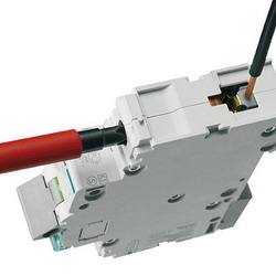 Автоматические выключатели от 0,5 до 63A (10kA) Новый зажим гарантирует безопасное присоединение проводника в любое время.